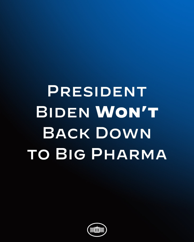 Blauer Hintergrund mit weißer Schrift, die "Präsident Biden gibt nicht nach bei Big Pharma" lautet, und einem Logo unten.