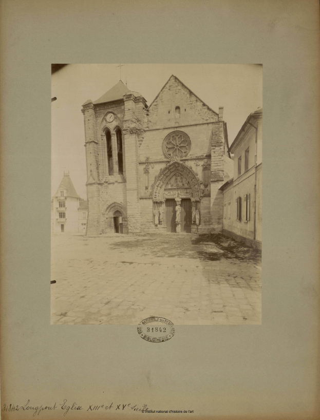 Ein altes Foto einer Kirche in der Mitte einer Straße, gerahmt in einem Foto-Rahmen, umgeben von anderen Gebäuden in einer belebten Stadtkulisse.