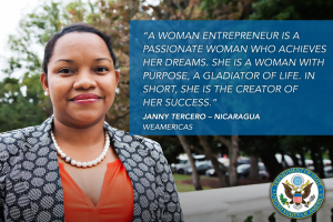 Eine Frau mit einem schwarzen und weißen Jackett und einem orangen Kleid steht vor einem Hintergrund aus Bäumen, Fahrzeugen und Himmel, mit einem Logo und Text, der sie als zielstrebig und erfolgreich beschreibt.