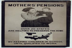 Eine Frau, die ein Baby in den Armen hält, mit einem Plakat dahinter, auf dem "Mutterrenten: ├ťber 20 Staaten helfen, das Zuhause zu bewahren." steht