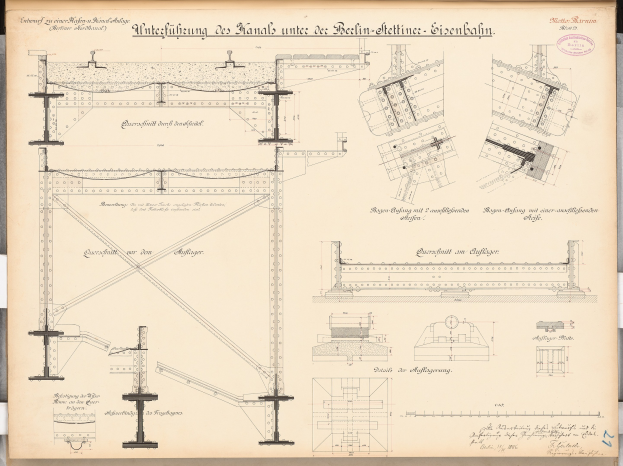 Ein detaillierter Architekturplan der Berlin-Sienbahnbrücke mit strukturellen Zeichnungen und Anmerkungen auf Papier.