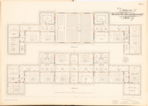 Ein aufgeschlagenes Buch mit einem detaillierten Grundriss des Berliner Olympia-Gymnasiums, das mit beschrifteten Räumen, Fluren und Merkmalen sowie begleitendem Text versehen ist.