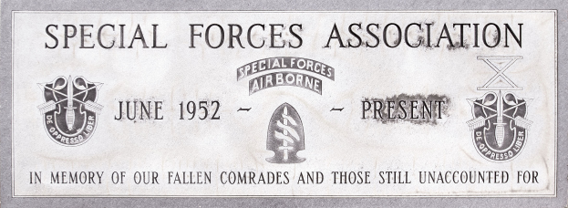 Eine Plakette mit den Worten "Spezialeinsatzkräfte-Verband" und Logos der Spezialeinsatzkräfte-Luftlandearmee, wahrscheinlich ein Denkmal für Militärangehörige.