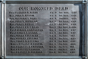 Gedenktafel an einem Gebäude mit der Inschrift "Unser Ehrengedenken" aus Metall.