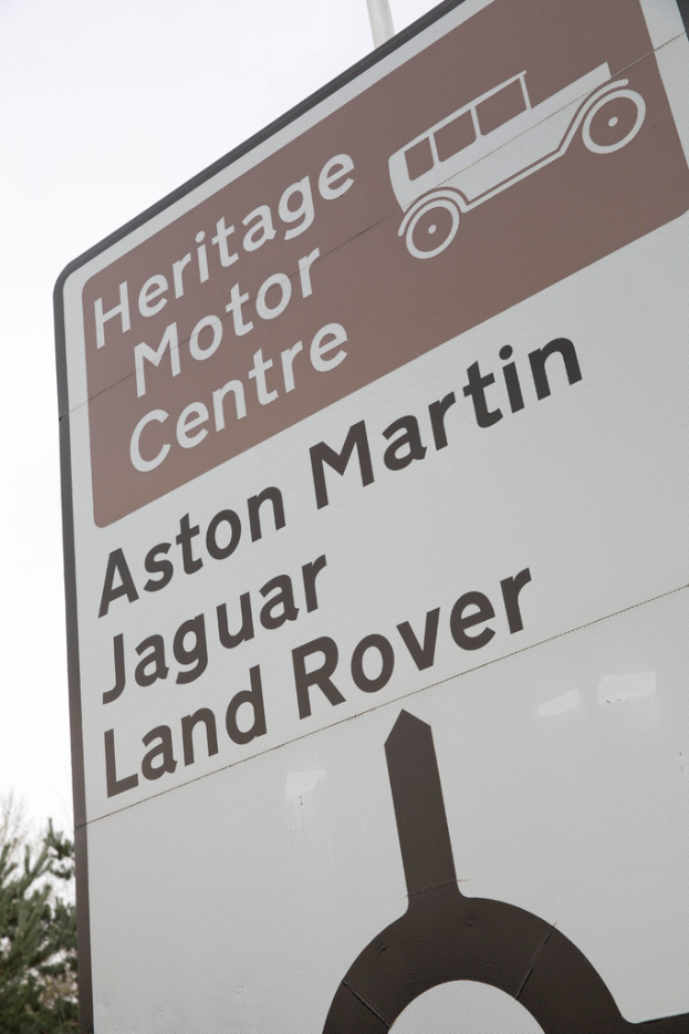 Ein Banner mit der Aufschrift "Heritage Motor Center" und einer Zeichnung eines Autos.