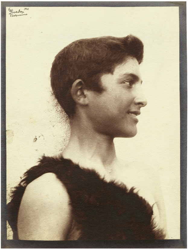 Ein altes Schwarz-Weiß-Foto eines Mannes in einem Pelzmantel mit warmem und einladendem Gesichtsausdruck.