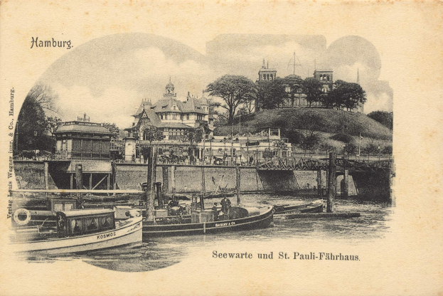 Eine alte Ansichtskarte von Hamburg, Deutschland, mit Booten auf dem Wasser, einer Brücke, Gebäuden, Bäumen und einem Himmel im Hintergrund, mit Text unten, der 'Sewarte und St. Pauli-Fahrhaus' lautet.