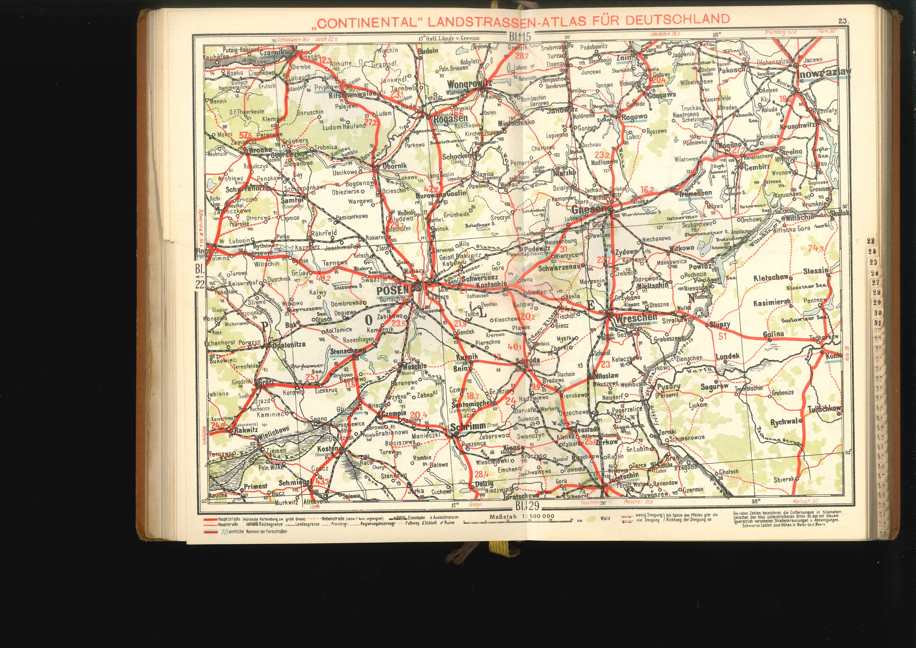 Offenes Buch mit einem detaillierten Straßen- und Autobahnplan von Deutschland gegen einen schwarzen Hintergrund.