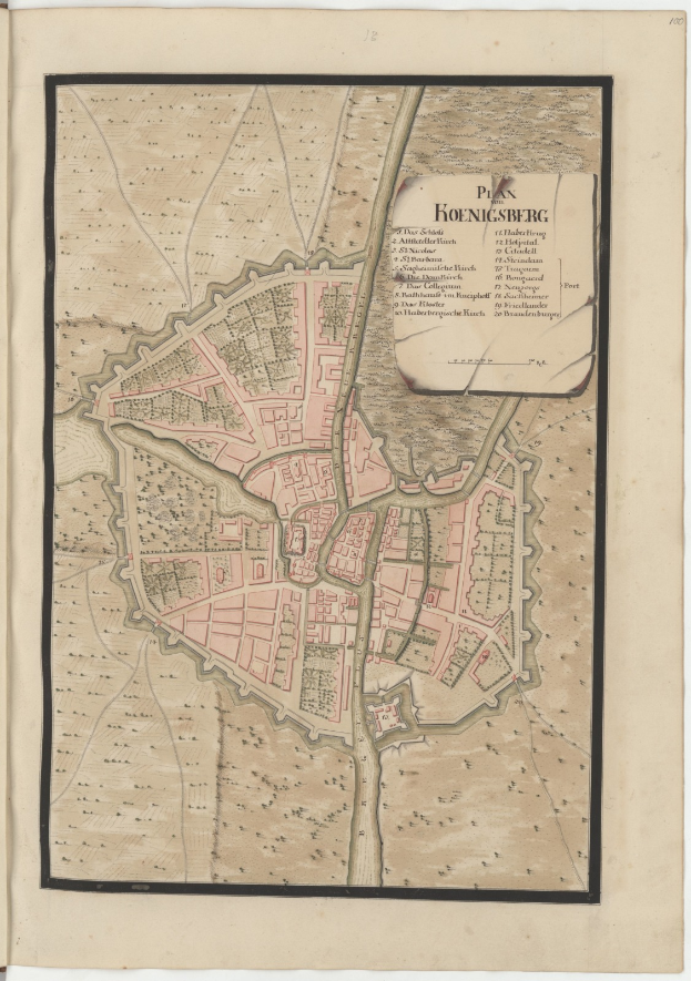Ein altes Buch mit einer detaillierten Karte von Hohensberg, Deutschland, das Straßen, Gebäude, Sehenswürdigkeiten und Text mit zusätzlichen Stadtinformationen zeigt.