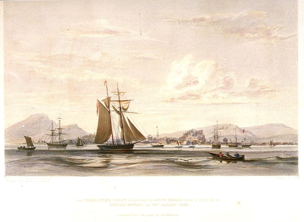 Eine historische Illustration mehrerer Boote auf dem Wasser mit Passagieren, vor einem Hintergrund aus Hügeln und einer bewölkten Himmel, betitelt "The Resolution Yacht Returning to Leith Roads from a Cruise in Scotland Waters on 30 August 1848".
