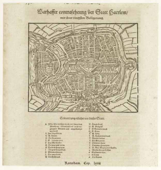 Ein altes Buch mit einer detaillierten Stadtkarte auf dem Cover, das Straßen, Gebäude und Sehenswürdigkeiten zeigt und von Text begleitet wird.