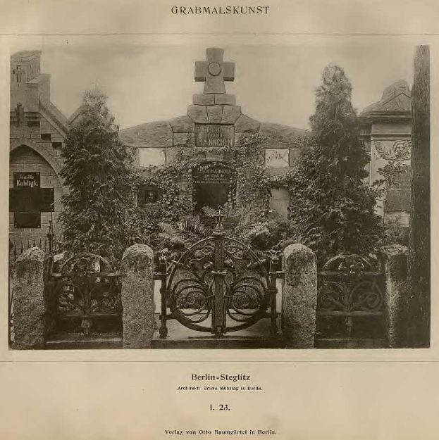 Altes Schwarz-Weiß-Foto eines Friedhofs in Berlin, Deutschland, mit einem Tor, einer Wand, Bäumen und einem Gebäude im Hintergrund mit Text unten, der besagt: "Grammalskunst, Berlin-Steglitz, Architekt, Bruue Morning in Berlin".