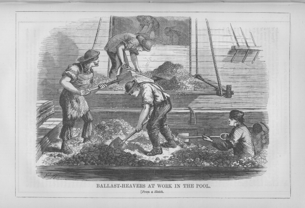 Schwarzes und weiße Bild von Menschen im Pool bei der Arbeit, einige halten Schaufeln, mit dem Text "Ballast-Heavens bei der Arbeit im Pool" unten.