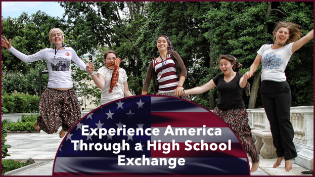 Gruppe von Frauen, die in die Luft springen und lachen, umgeben von Bäumen und Pflanzen unter einem klaren blauen Himmel, mit Text unten: "Erlebe Amerika durch einen High School Austausch."