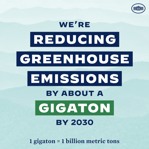 Plakat mit der Aufschrift "Wir reduzieren die Treibhausgasemissionen um etwa eine Gigatonne bis 2030" mit einem Logo, das für die Reduzierung von Treibhausgasen bis 2030 wirbt.