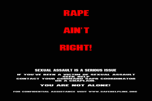 Ein Plakat mit fetter, schwarzer Schrift, auf dem "Rape Ain't Right: Sexual Assault is a Serious Issue" steht, auf einem weißen Hintergrund, eingerahmt von einem schwarzen Rand.