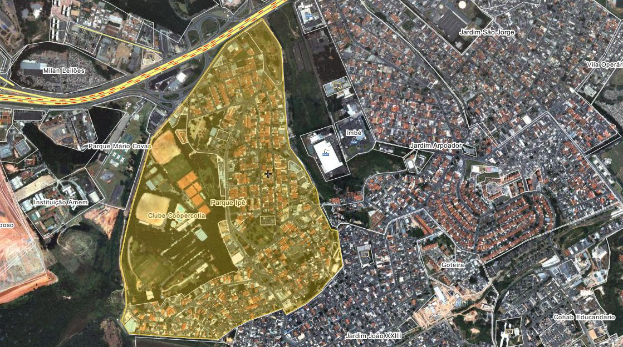 Eine Luftaufnahme einer Stadt mit Gebäuden, Straßen, Bäumen und Gras, die eine zentrale Stadtkarte mit einer geplanten Baustelle zeigt.