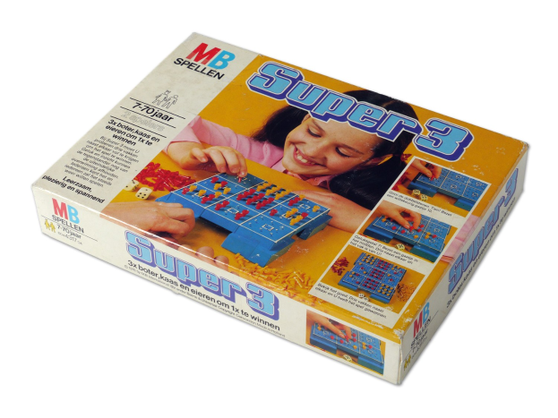 Eine Box für das Spiel 'Super 3' mit einem Bild einer Mädchen in einem blauen Hemd, das konzentriert spielt.