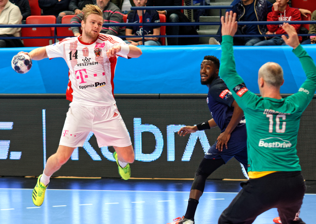 Eine Gruppe von Männern, die auf einem Platz Handball spielen, mit einem Ball in der Mitte der Aktion und Zuschauern im Hintergrund, die das Spiel beobachten, das Teil der Futsal-Weltmeisterschaft 2019 zwischen Bayern München und Paris Saint-Germain ist.