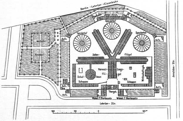 Ein detaillierter Architekturplan eines Gebäudes mit zahlreichen Fenstern, bezeichnet als der Lageplan von Lehrten-eisenbahn, mit Text- und numerischen Anmerkungen zur Veranschaulichung des Gebäudelayouts.