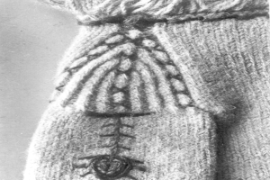 Ein Schwarz-Weiß-Foto eines Wollpullovers mit einem detallierten Muster in verschiedenen Formen und Farben.