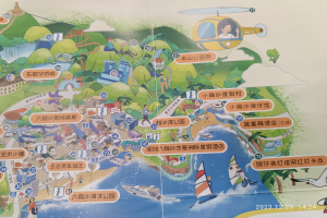 Detailierte Karte eines Parks mit verschiedenen Attraktionen wie Bäumen, Gebäuden, Wasser, Booten, Menschen, einem Hubschrauber und anderen Objekten, einschließlich Text, der likely Park-Informationen bereitstellt.