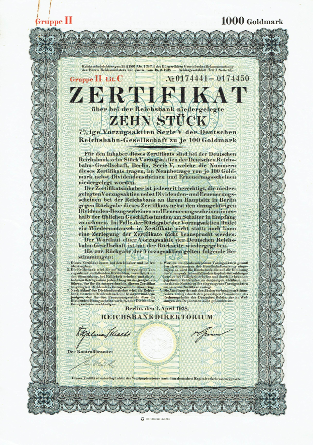 Altes deutsches Aktienzertifikat mit grünem Hintergrund und goldenem Rand, das das Wort 'Zertifikat' und verschiedene gedruckte Texte und Zahlen enthält.