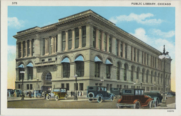 Eine alte Postkarte, die eine öffentliche Bibliothek in Chicago, Illinois zeigt, mit einem Gebäude, Straßenlaternen, Autos, Menschen auf dem Gehweg und einem bewölkten Himmel, mit Text oben und unten.
