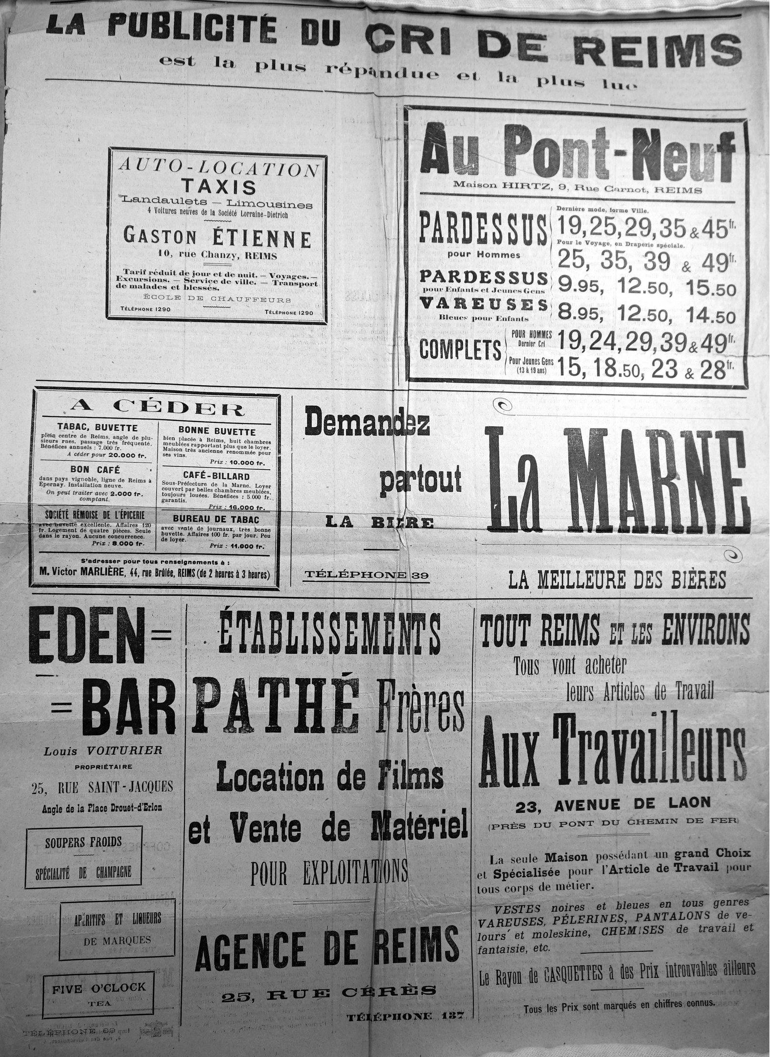 Schwarze und weiße Zeitung voller Text und Anzeigen.