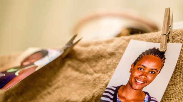 Auf einem Tisch befinden sich ein Tuch, ein passportgroßes Foto und eine Klammer auf der rechten Seite, mit einem unscharfen Hintergrund und linker Seite.
