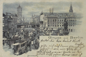 Schwarz-weiß-Illustration einer belebten Berliner Straßenszene mit Gebäuden, Pferdewagen, Passanten, einer Statue und einer Brücke unter einem bewölkten Himmel, mit Text auf der Postkarte.
