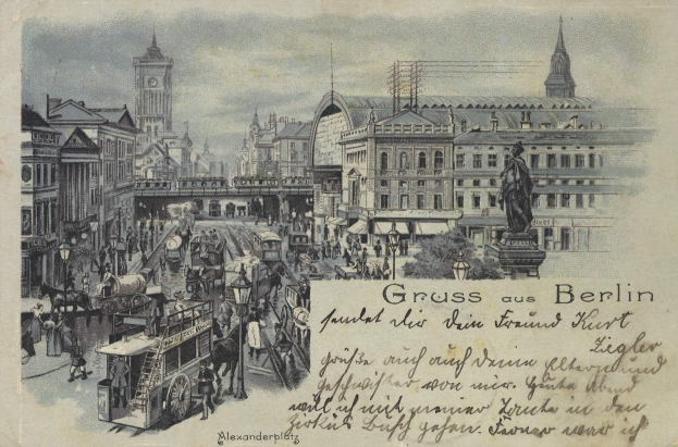 Schwarz-weiß-Illustration einer belebten Berliner Straßenszene mit Gebäuden, Pferdewagen, Passanten, einer Statue und einer Brücke unter einem bewölkten Himmel, mit Text auf der Postkarte.