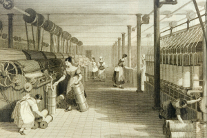 Ein Schwarz-Weiß-Bild einer Gruppe von Frauen, die in einer Fabrik arbeiten, mit Maschinen, Pfählen und einem Dach im Hintergrund.