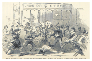 Eine Zeichnung auf Papier, die eine Gruppe von Menschen zeigt, einige bewaffnet, die eine Leiche vor einem Gebäude mit Text schleppen. Unterschrift: "New York - Die Aufständischen schleppen Col. O'Briens Leiche durch die Straße."