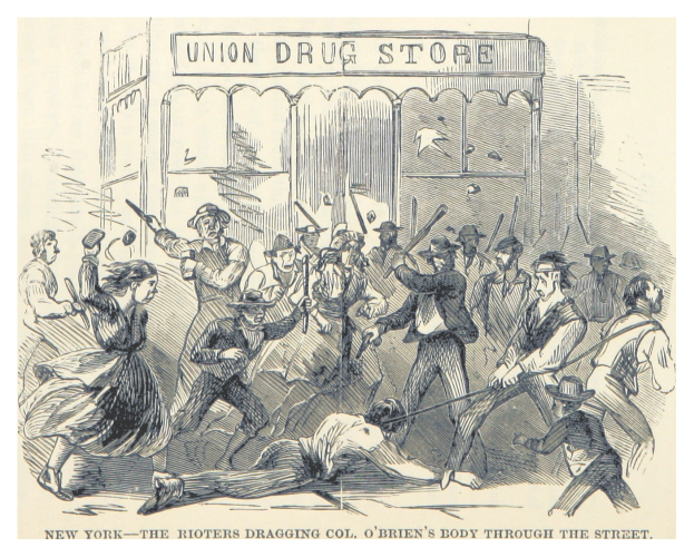 Eine Zeichnung auf Papier, die eine Gruppe von Menschen zeigt, einige bewaffnet, die eine Leiche vor einem Gebäude mit Text schleppen. Unterschrift: "New York - Die Aufständischen schleppen Col. O'Briens Leiche durch die Straße."