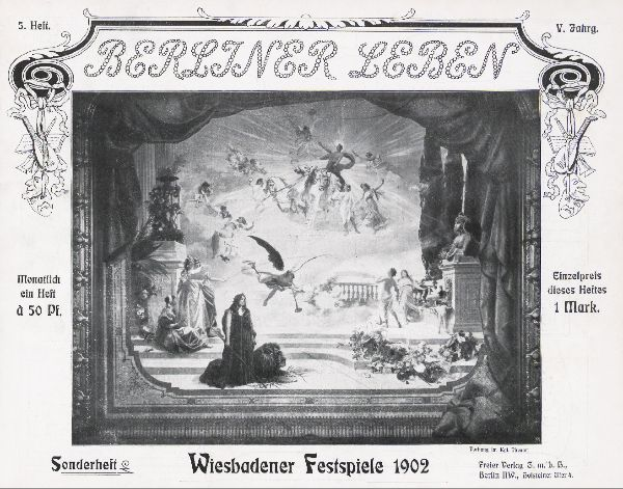 Ein Schwarz-Weiß-Foto einer Bühne von den 1902er Wiesbadener Festspielen, das Menschen in traditioneller deutscher Tracht zeigt, einige mit Hüten und andere mit Umhängen, unter bunten Lichtern und Dekorationen, während das Publikum im Hintergrund jubelt.