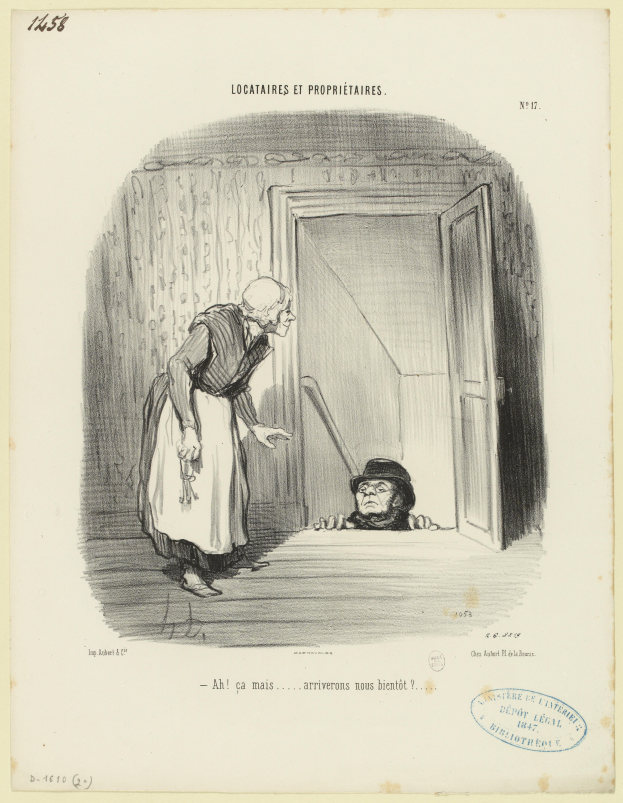 Eine ältere Frau steht neben einer Tür, neben ihr liegt ein Mann auf dem Boden; Text und ein Stempel sind unten im Bild zu sehen.