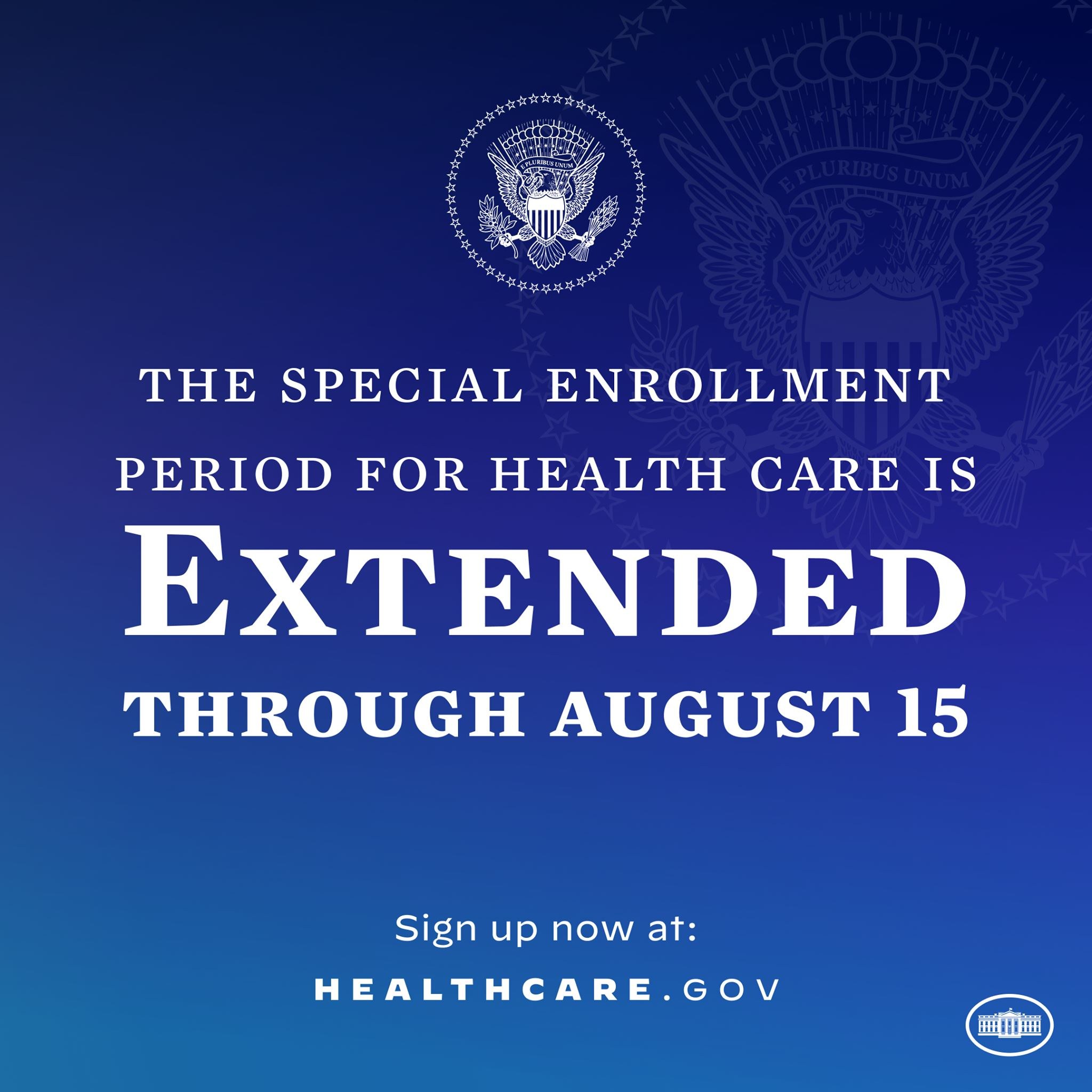 Plakat mit Text und Logo, das besagt: "Die Sonderanmeldephase für die Gesundheitsversorgung ist bis zum 15. August verlängert."