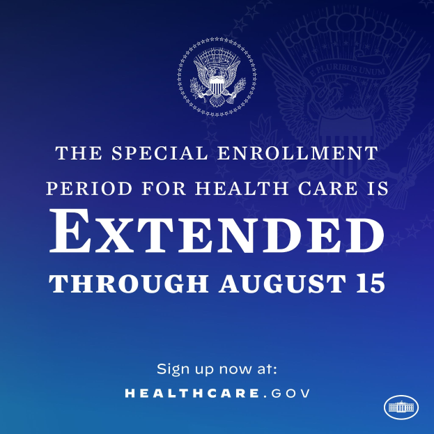 Plakat mit Text und Logo, das besagt: "Die Sonderanmeldephase für die Gesundheitsversorgung ist bis zum 15. August verlängert."