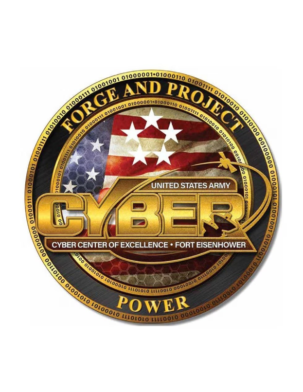 Logo der United States Army Cyber Center of Excellence, Fort Eisenhower, mit einem blauen Kreis mit einem weißen Stern, einem weißen Rand und der Text "Forge and Project Cyber Power" in fetter schwarzer Schrift darunter.