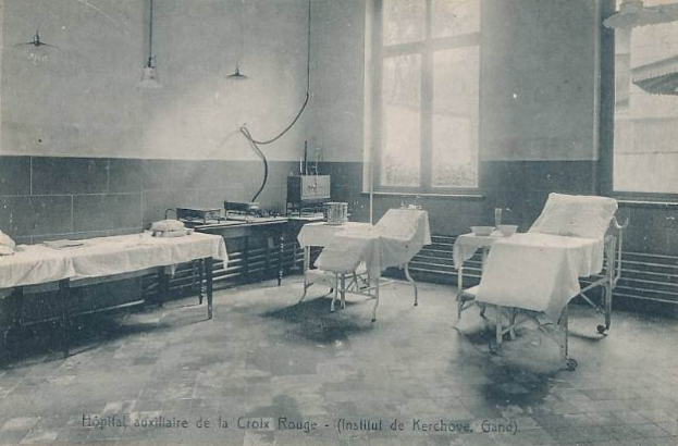 Ein altes Schwarz-Weiß-Foto eines Krankenhauszimmers mit Betten, Stühlen, Tischen, Lampen, Fenstern und verschiedenen Gegenständen auf den Tischen, mit Text unten mit der Aufschrift "Hôpital auxiliaire de la Croix Rouge - Institut de Kerchove, Grand".