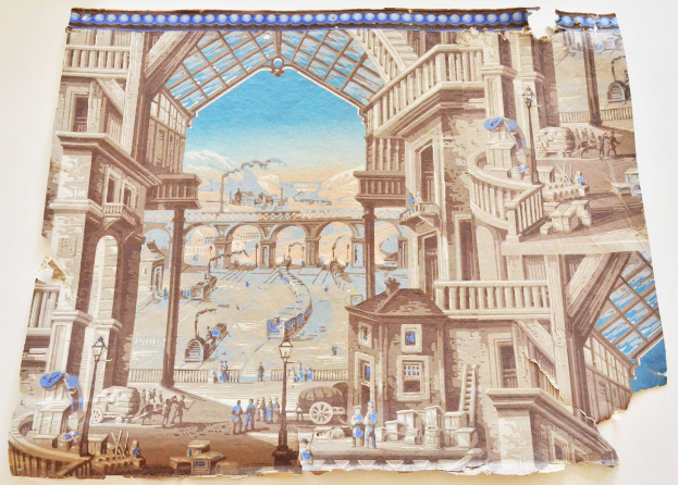 Ein Wandgemälde auf einem Gebäude, das eine belebte Stadtkulisse mit Menschen, Gebäuden, Straßenlaternen, Straßenlaternen, Karren, einer Brücke, Hügeln und einem bewölkten Himmel zeigt.