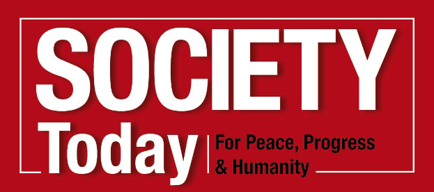 Ein Plakat mit der Aufschrift "Gesellschaft heute für Frieden, Fortschritt & Humanität" in fetter, schwarzer Schrift auf weißem Hintergrund, eingerahmt von einem hellgelben Rand und verziert mit einer bunten Illustration einer Person mit ausgebreiteten Armen.