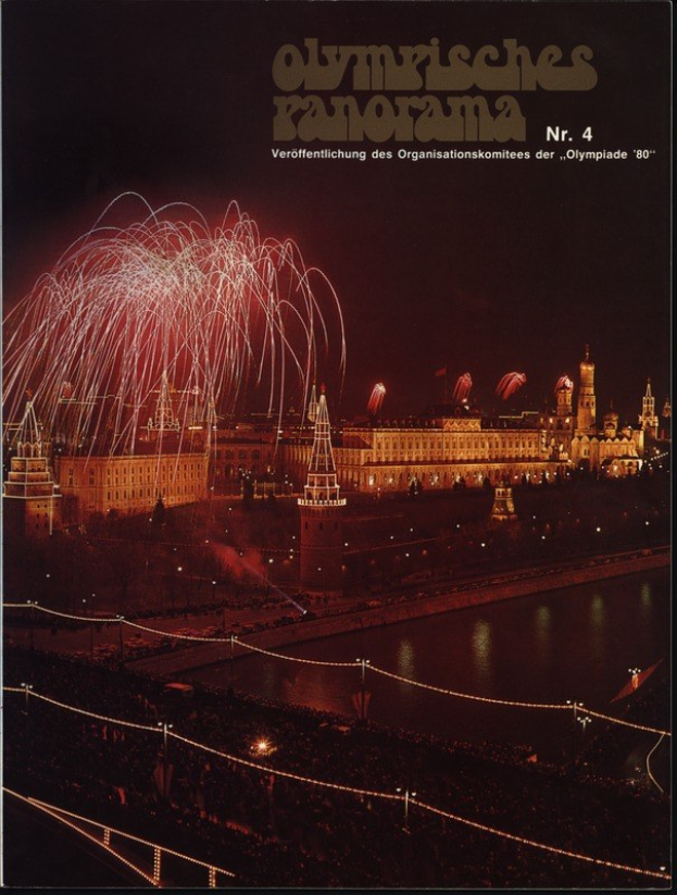 Plakat für die Olympischen Spiele in Moskau 1980 mit einer beleuchteten Brücke über Wasser, Feuerwerk am Nachthimmel, entfernte Gebäude und Text.