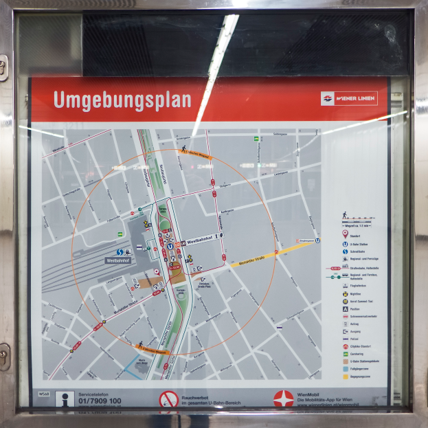 Ein detaillierter Routenplan der U-Bahn von München auf einer Glaswand angezeigt.