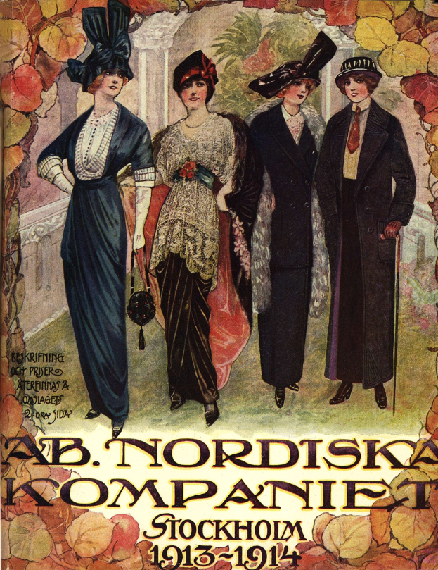 Ein Vintage-Plakat aus 1913-1914, das die Ab Nordiska Company in Stockholm bewirbt, zeigt vier Frauen in einer Reihe, jede trägt ein Kleid und Hut in einer anderen Farbe, mit beschreibendem Text.