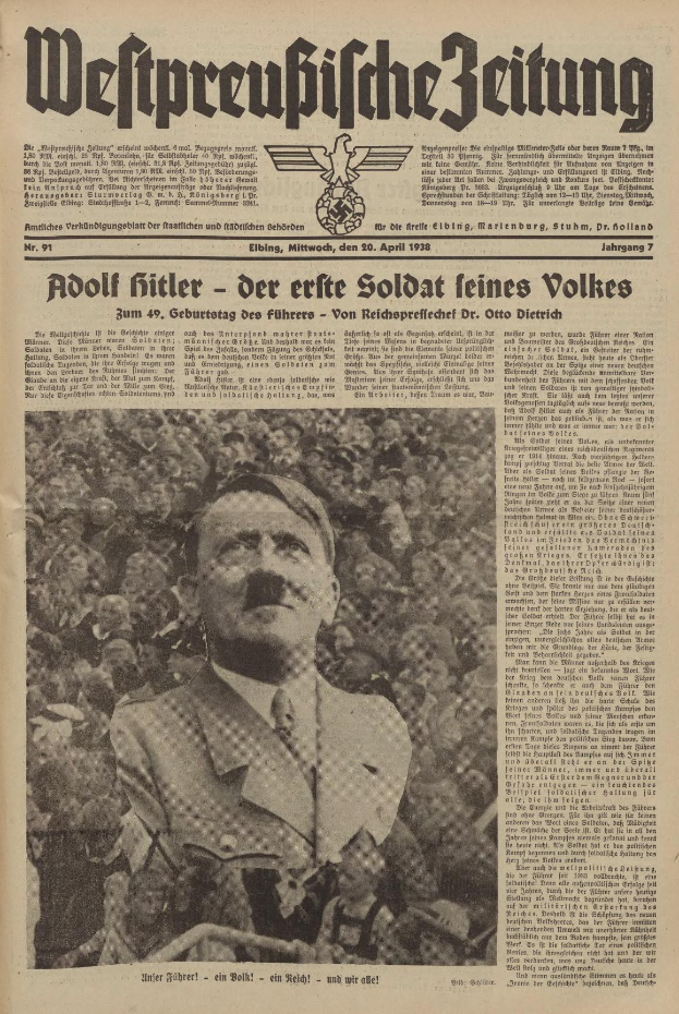 Schwarz-weiß-Fotografie von Adolf Hitler in einem schwarzen Anzug und weißem Hemd, der vor einer Menge steht, mit der deutschen Zeitungsüberschrift "Adolf Hitler - Der Erte Soldat Feines Volkes."