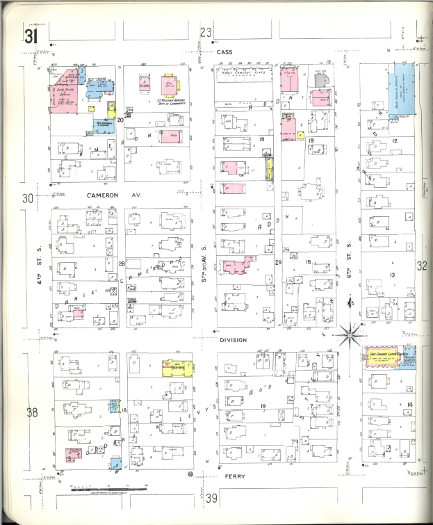 Ein altes Buch mit einer Stadtkarte aus den 1920er Jahren auf dem Cover, das den Aufbau von Gebäuden, Straßen, Parks und Sehenswürdigkeiten zeigt, begleitet von beschreibendem Text.