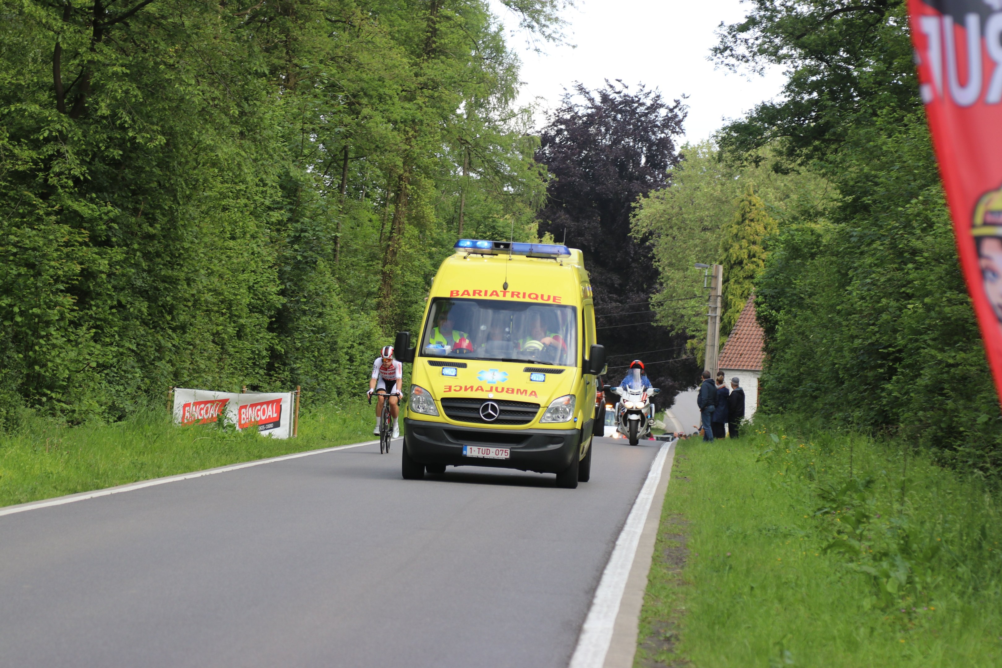 POL-D: Verkehrsunfall in Grafenberg - E-Bike-Fahrer kollidiert mit Lkw - Person schwer verletzt und ins Krankenhaus gebracht