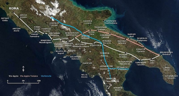 Blaue Linie auf einer Karte von Italien, die eine kreisförmige Zugroute von Rom nach Rom anzeigt, mit verschiedenen Städten und Dörfern, die mit Text markiert sind.